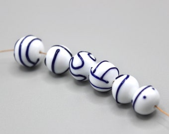 Lot Lampwork beads de 6 Perles rondes artisanales graphiques bleues et blanches en verre de Murano filé au chalumeau