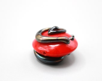 Perle lampwork bead artisanale gravée en verre de Murano filé au chalumeau rouge et noir Métallico