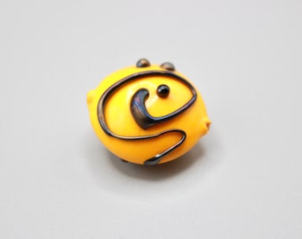 Perle lampwork bead artisanale gravée en verre de Murano filé au chalumeau jaune et noir métallico