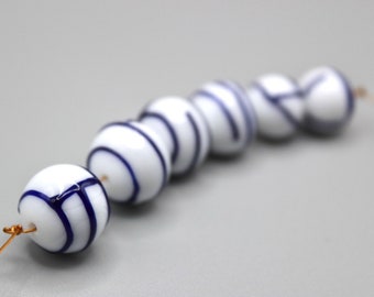 Lot Lampwork beads de 6 Perles rondes artisanales graphiques bleues et blanches en verre de Murano filé au chalumeau