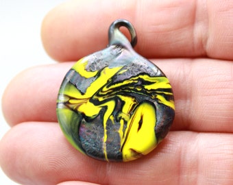 Perle artistique pendentif lampwork bead artisanal en verre de Murano filé au chalumeau jaune et noir métallico