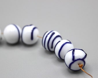 Lot Lampwork beads de 6 Perles artisanales graphiques bleues et blanches en verre de Murano filé au chalumeau