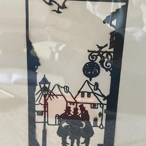 Puede incluir: Un juego de tres tazas de cer&aacute;mica con un acabado mate moteado. Las tazas son de color crema, gris claro y gris oscuro. Cada taza tiene un dise&ntilde;o simple y minimalista.