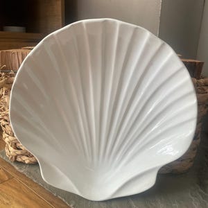 Gran fuente de cerámica blanca vintage de los años 80 de A Santos con forma de concha de almeja o vieira.