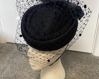 Vintage 1950s Dark Navy Pillbox Occasion Hat Fascinator Birdcage Veil netting Wedding Races Classic