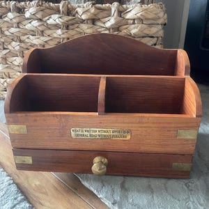 Mesa vintage com letras de madeira maciça e gaveta, com citação embutida em latão, ideia para presente