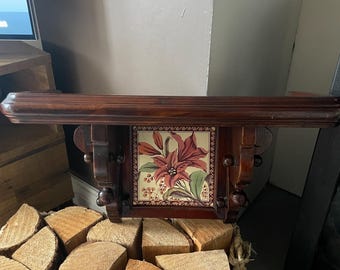Estante decorativo de pared antiguo de madera de caoba estilo victoriano con inserto de azulejos florales de lirios
