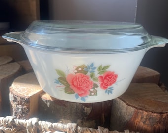 Cazuela y tapa Pyrex JAJ Cottage Rose vintage de los años 70, estilo retro cottage core.