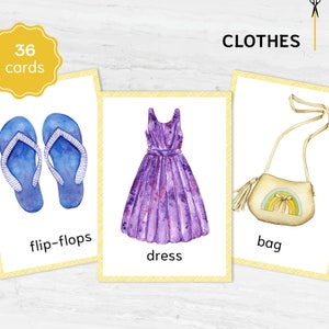 Puede incluir: Tres tarjetas ilustradas con imágenes de prendas de vestir en acuarela. La primera tarjeta muestra un par de chanclas azules. La segunda tarjeta muestra un vestido morado con lunares blancos. La tercera tarjeta muestra un bolso beige con un diseño de arcoíris. El texto "CLOTHES" está en la parte superior de la imagen.