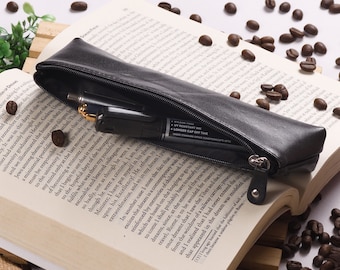 Personalisierte Lederfedertasche: Stifttasche mit Reißverschluss, College Geschenk