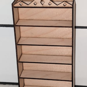 Op de afbeelding: Een houten plank met vijf planken en een decoratieve bovenkant. De plank is gemaakt van licht hout met een donkerbruine vlek. De bovenkant van de plank heeft een decoratief ontwerp met een reeks diamantvormen.