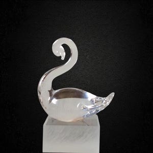 Figura de cisne de cristal, pisapapeles/escultura de cristal, arte en cristal soplado a mano estilo moderno de mediados de siglo. MCM.