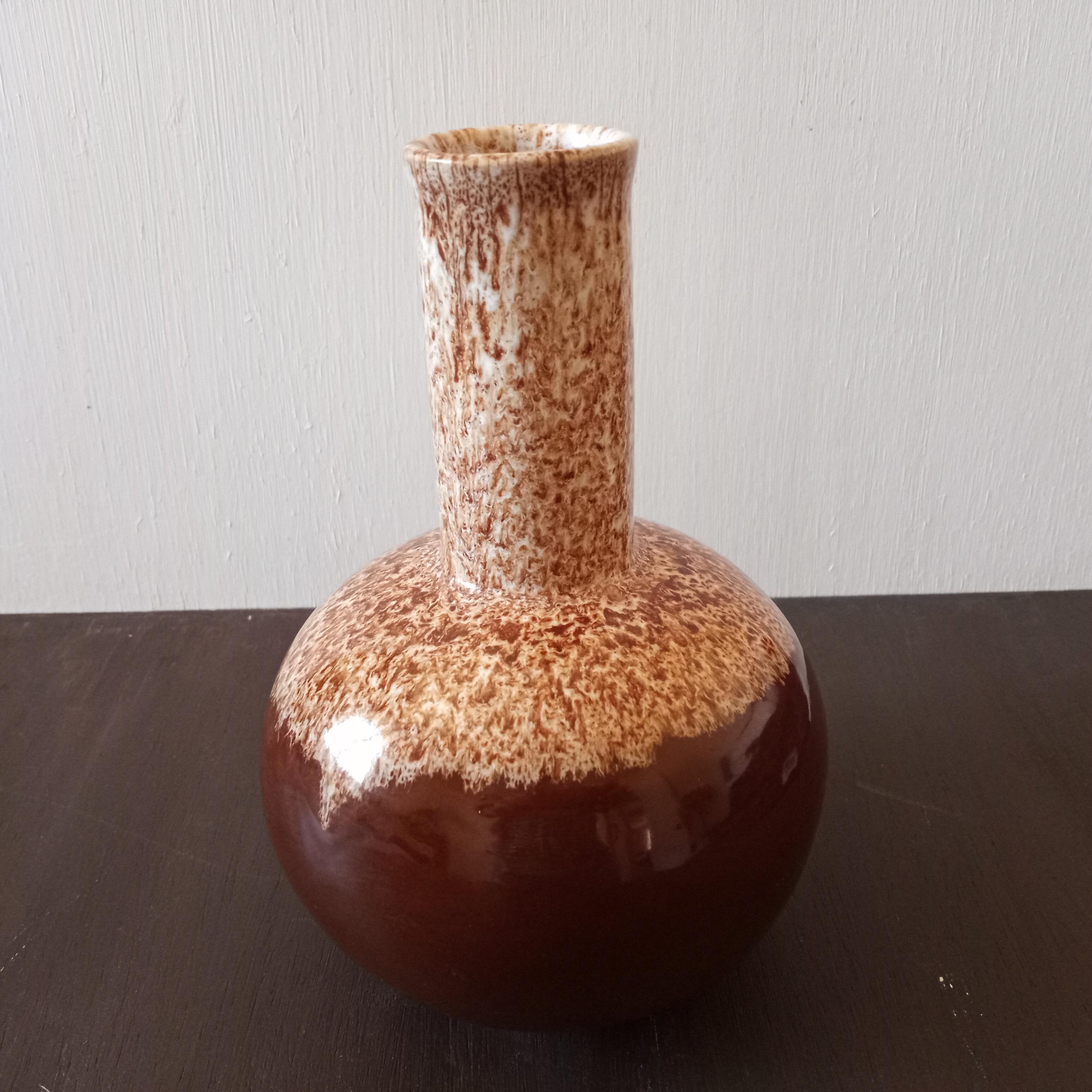 ミッドセンチュリーモダン陶器花瓶：ツートンカラーの花のアート、8.75