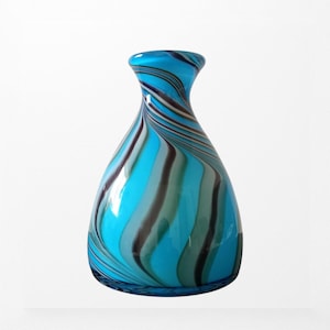 Vase d&#39;art vintage, vase d&#39;art en verre multicolore bleu. Pèse 4 lb, beau design épuré, propriété d&#39;un collectionneur d&#39;art, un propriétaire. MCM. Rares !