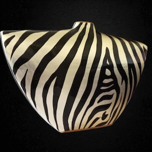 Gran jarrón de cerámica vintage con diseño de cebra: pieza de galería de estilo moderno de mediados de siglo en oro y negro.