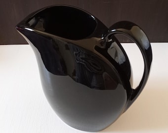 Jarra de agua de cerámica negra, diseño Art Déco/Retro de mediados de siglo. MCM.