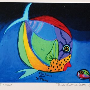 Könnte beinhalten: Ein farbenfrohes Gemälde von zwei Fischen, die in einem blauen Meer schwimmen. Der größere Fisch ist gelb, grün, blau, rot und lila. Der kleinere Fisch ist rot, grün und rosa. Das Gemälde ist unten rechts mit "Ellen Swane 2004" signiert.