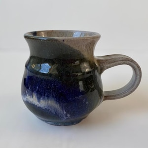 Puede incluir: Un letrero de madera rústico con el texto "Welcome to our home" en letras blancas. El letrero presenta un acabado envejecido y un diseño sencillo y acogedor, perfecto para un porche o entrada.