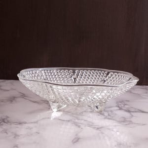 Piatto per caramelle Hobnail, piatto per caramelle/oggetti vintage - con piedistallo e bordo smerlato, splendido motivo. MCM. Raro da trovare!