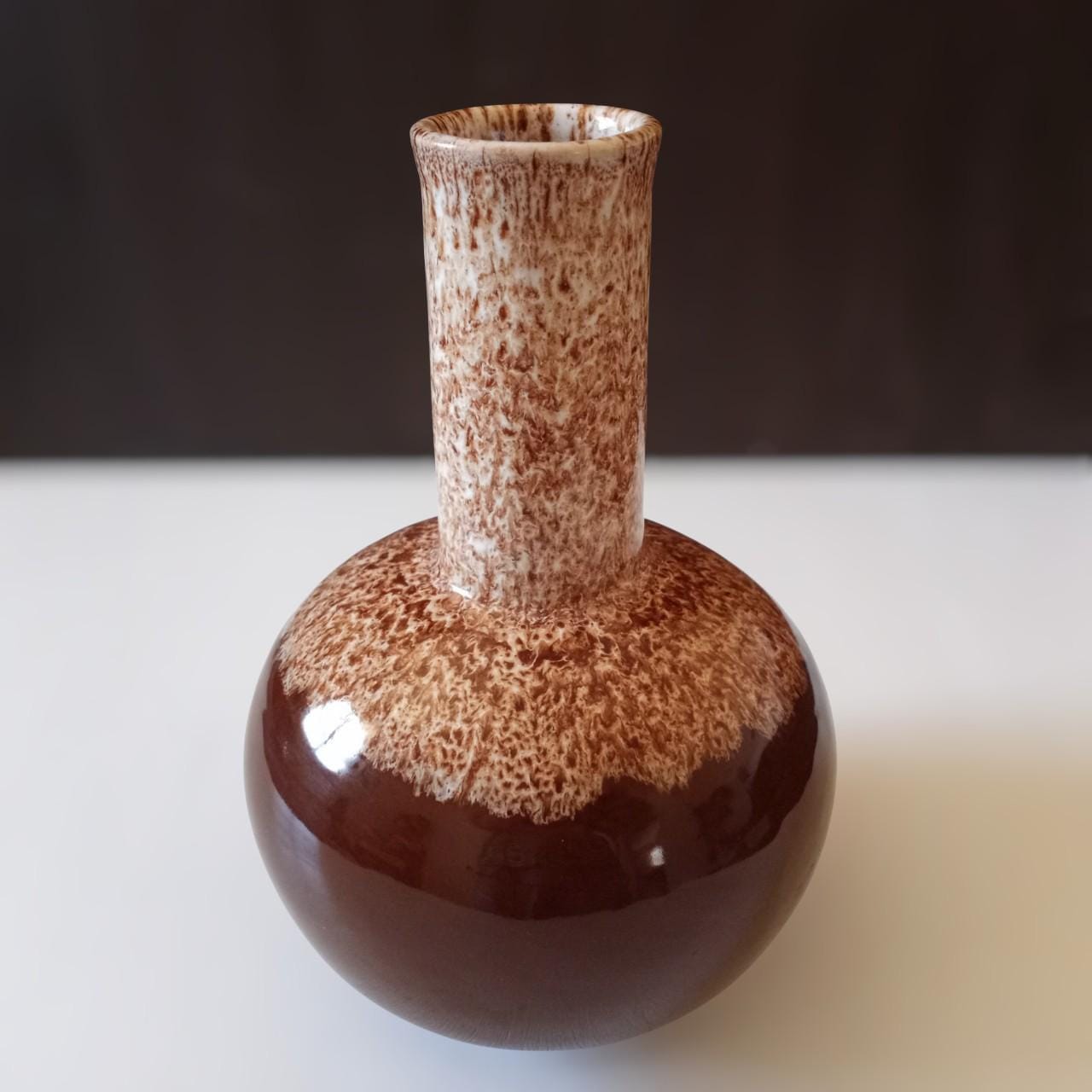 ミッドセンチュリーモダン　陶器 ミッドセンチュリーモダン陶器花瓶：ツートンカラーの花のアート、8.75