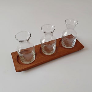 ヴィンテージ フライトボード、木製 酒/日本酒/ビール/ワイン 3カップ 日本製 MCM サービスプラッター (4オンスの小さなデカンタ3個付き)。珍しい掘り出し物! OMC