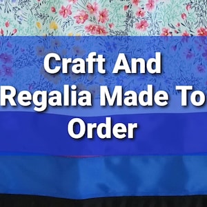 Könnte beinhalten: Nahaufnahme einer Stoffbanner mit dem Text "Craft And Regalia Made To Order" in blauen Buchstaben auf blauem Hintergrund. Die Banner ist über einem mehrfarbigen Stoff mit Blumenmuster gelegt.