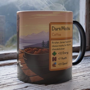 Könnte beinhalten: Eine schwarze Kaffeetasse mit einer Cartoon-Illustration einer Kaffeetasse und einer Berglandschaft. Die Tasse trägt den Text "Dark Mocha Coffee" und listet die Werte des Getränks auf: +32 Energie, +7 Gesundheit, +14 Geschwindigkeit.