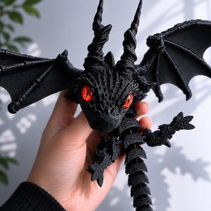 Statuetta di drago articolata | Stampa 3D Dark Fantasy | Drago flessibile | Giocattolo da scrivania | Regalo per collezionisti di draghi | PYREN Drago di fuoco nero