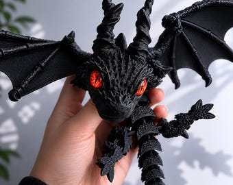 Figura articulada de dragón | Impresión 3D de fantasía oscura | Dragón flexible | Juguete de escritorio | Regalo para coleccionistas de dragones | Dragón de fuego negro ZARATH