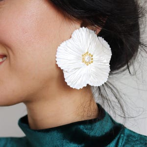 Pendientes de flores blancas, pendientes de arcilla polimérica, joyería única, hecha a mano, ligera y elegante, accesorio nupcial, regalo floral para mujer.