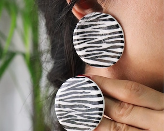 Handgemachte Zebra Print Ohrringe aus Polymer Clay: Leichte Statement Schmuck