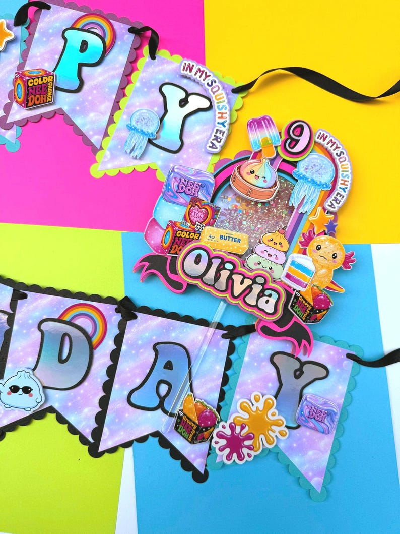 Puede incluir: Un conjunto de bander&iacute;n de cumplea&ntilde;os y adorno para pastel con fondo de galaxia y bordes festoneados. El bander&iacute;n deletrea HAPPY BIRTHDAY con letras coloridas. El adorno muestra el nombre Olivia, el n&uacute;mero 9 y varios gr&aacute;ficos de juguetes.