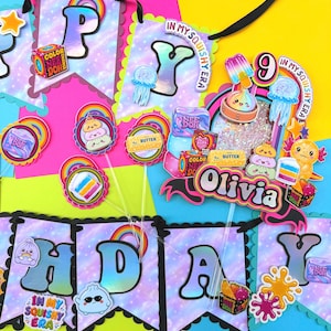 Puede incluir: Un conjunto de banderines de fiesta y decoraci&oacute;n para pasteles con el texto HAPPY BIRTHDAY y Olivia. Las decoraciones incluyen letras hologr&aacute;ficas, gr&aacute;ficos de juguetes Nee Doh, arco&iacute;ris e ilustraciones de personajes sobre un fondo gal&aacute;ctico.