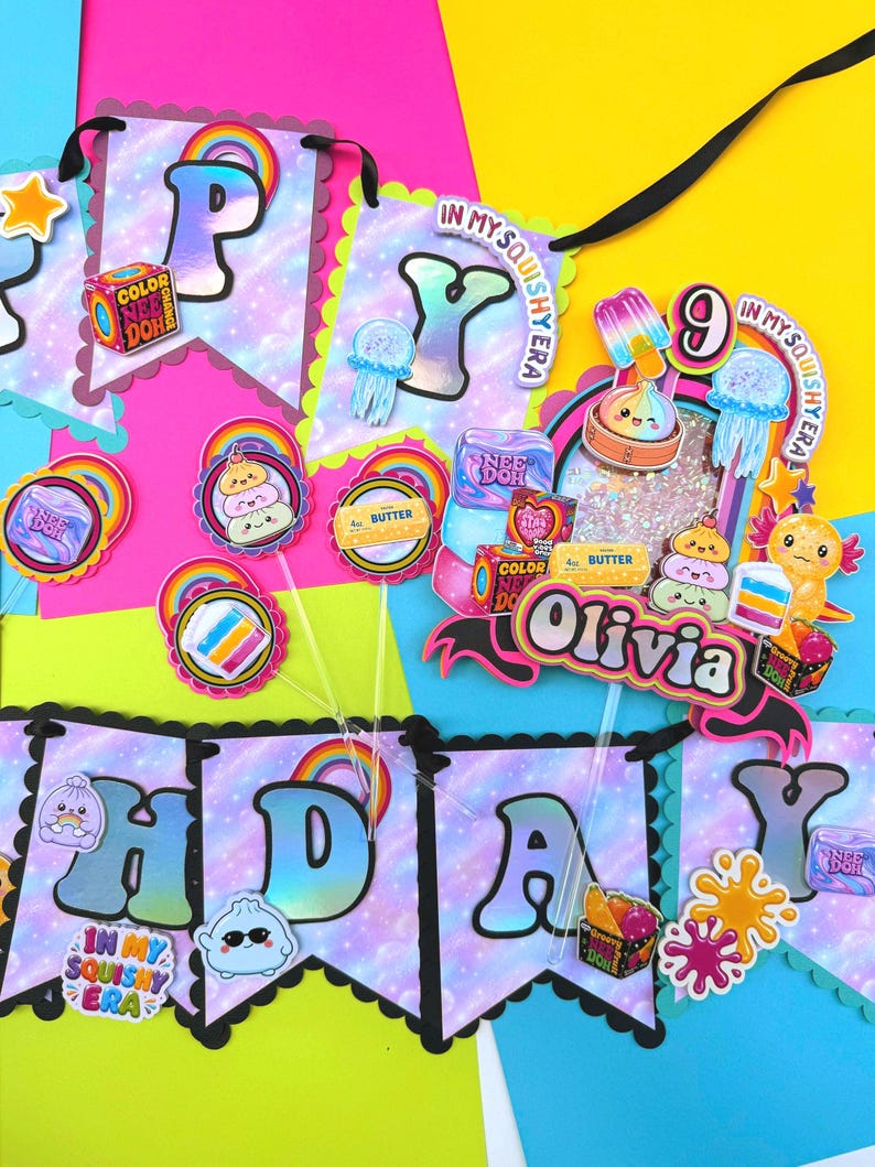 Puede incluir: Un conjunto de banderines de fiesta y decoraci&oacute;n para pasteles con el texto HAPPY BIRTHDAY y Olivia. Las decoraciones incluyen letras hologr&aacute;ficas, gr&aacute;ficos de juguetes Nee Doh, arco&iacute;ris e ilustraciones de personajes sobre un fondo gal&aacute;ctico.