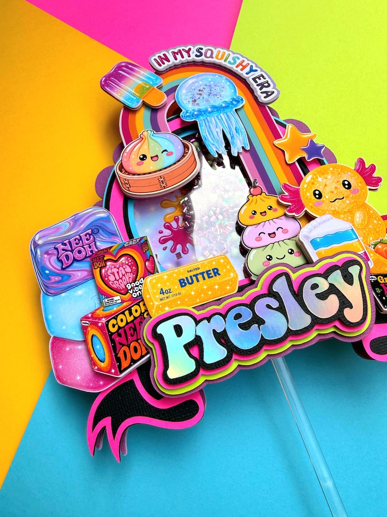 Puede incluir: Un adorno para pastel multicapa con el nombre Presley en letras negritas, rodeado de recortes coloridos que incluyen una medusa, un arco&iacute;ris, una barra de mantequilla de 113g y varias cajas de juguetes Nee Doh sobre un fondo multicolor.