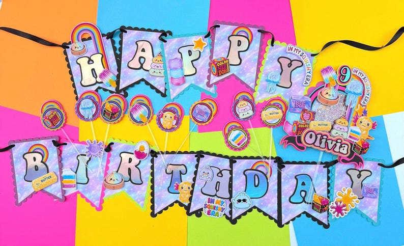 Puede incluir: Un conjunto de pancartas de Happy Birthday con banderines de patr&oacute;n gal&aacute;ctico en tonos pastel, bordes festoneados negros, detalles de arco&iacute;ris y gr&aacute;ficos de juguetes squishy. Incluye un adorno para pastel personalizado con el nombre Olivia y el n&uacute;mero 9.