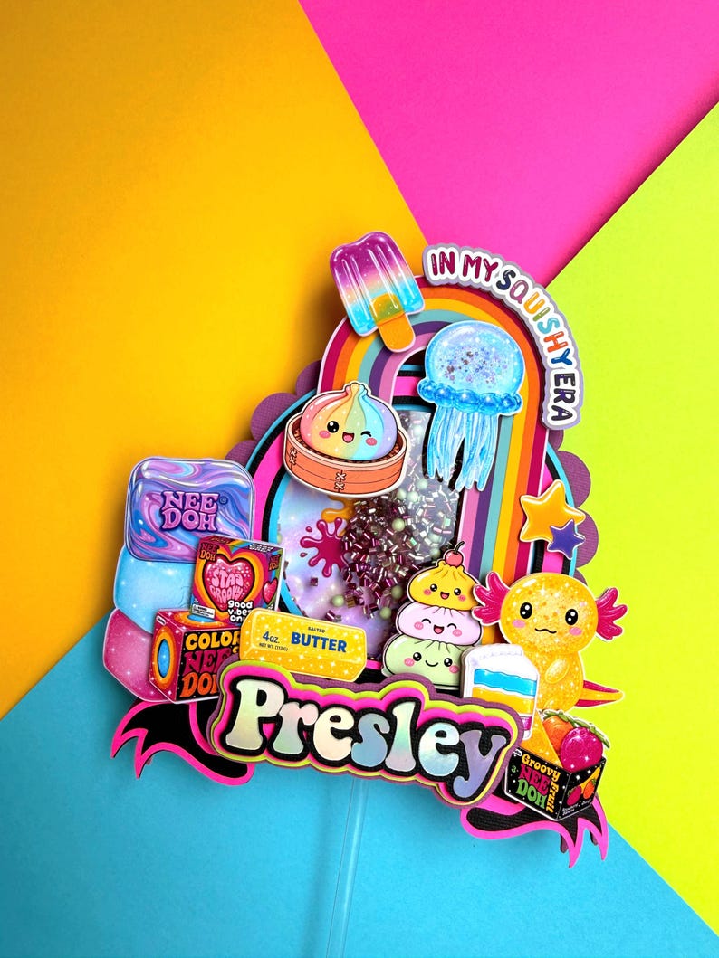 Puede incluir: Un adorno para tarta multicapa que presenta el nombre Presley en letras negritas. El dise&ntilde;o incluye ilustraciones coloridas de un polo, una medusa, una empanadilla, un ajolote y varios paquetes de Nee Doh, con el texto In My Squishy Era.