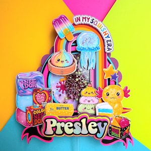 Puede incluir: Un adorno para pastel de varias capas con el nombre Presley en letras negritas. El dise&ntilde;o incluye ilustraciones coloridas de una paleta, medusa, ajolote, barra de mantequilla y empaques de Nee Doh. Un elemento central contiene peque&ntilde;as cuentas.