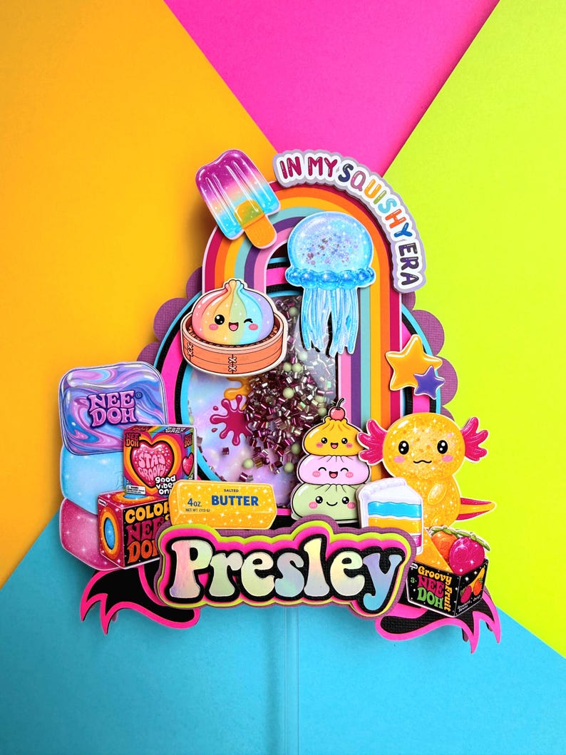 Puede incluir: Un adorno para pastel de varias capas con el nombre Presley en letras negritas. El dise&ntilde;o incluye ilustraciones coloridas de una paleta, medusa, ajolote, barra de mantequilla y empaques de Nee Doh. Un elemento central contiene peque&ntilde;as cuentas.