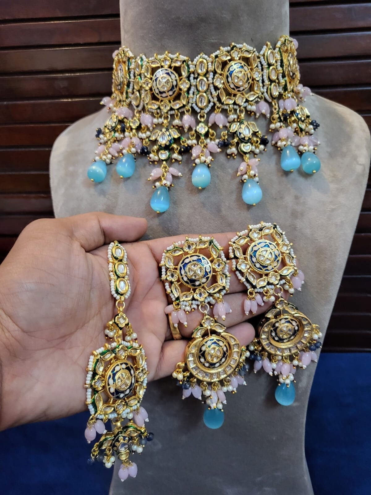 Round store neck jewellery