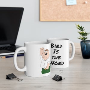 Taza divertida de Peter Griffin / El pájaro es la taza de la palabra