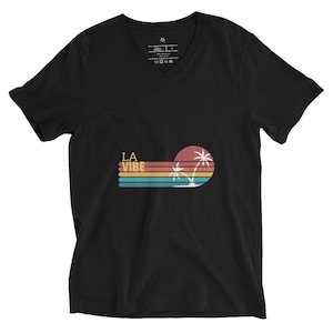 LA Vibe Retro T-Shirt – 70s Style V-Neck Tee – Vintage Los Angeles Graphic Shirt – Unisex California Aesthetic – Trendy West Coast Shirt