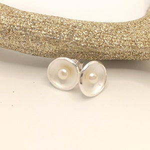 Small freshwater pearls in a silver shell - pearl earrings - 925 silver - shell with pearl - silver earrings
