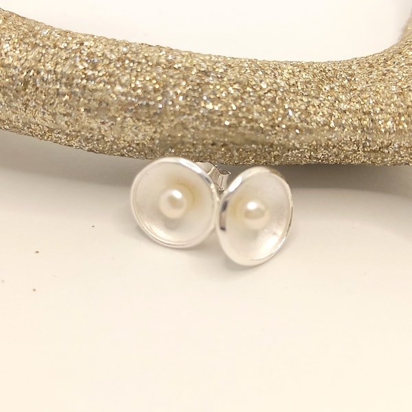 Kleine Süßwasserperlen in einer Silber Schale - Perlenohrringe - 925 Silber - Muschel mit Perle - Silber Ohrringe