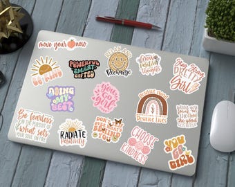 Könnte beinhalten: Eine Sammlung von 14 bunten Aufklebern mit motivierenden und inspirierenden Zitaten. Die Aufkleber zeigen verschiedene Designs, darunter Regenbögen, Schmetterlinge und Herzen. Die Zitate beinhalten "Sei freundlich", "Du gehst Mädchen", "Strahle Positivität aus", "Wähle Freundlichkeit" und "Bleib stark hübsches Mädchen".