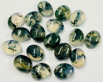 Può includere: Una collezione di pietre preziose di agata muschiata di forma ovale. Le pietre presentano una base traslucida con intricati motivi verdi e bianchi, che ricordano paesaggi in miniatura. Le pietre sono lucide e lisce.