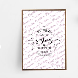 Puede incluir: Un fondo blanco con un gráfico en blanco y negro que dice "Los mejores amigos son las hermanas que elegimos para nosotras mismas". El gráfico está rodeado de un patrón floral rosa y estrellas. El fondo está cubierto con las palabras "Heaven Custom Prints" en rosa.