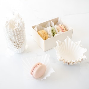Fluted Cupcake Liners - Pack of 200 | 45 mm Pleated Baking Liner | Greaseproof Baking Cups | Dessert Liners | Muffin Cups