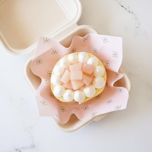 Papier de charcuterie marguerite rose - Mini | 50 feuilles | Parchemin couché 7 x 6 1/2 po | Papier d'emballage alimentaire | Revêtement du panier à provisions | Moule pour gâteau à bento