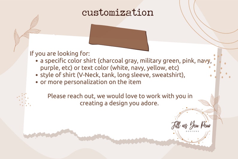 Op de afbeelding: Tekst op een witte achtergrond met bruine accenten. De tekst luidt "customization" en somt opties op voor het aanpassen van een shirt, waaronder kleur, stijl en personalisatie. De tekst bevat ook de zin "Neem gerust contact met ons op, we vinden het leuk om met je samen te werken om een ontwerp te maken dat je geweldig vindt." en het logo "Fill as You Pour Designs".